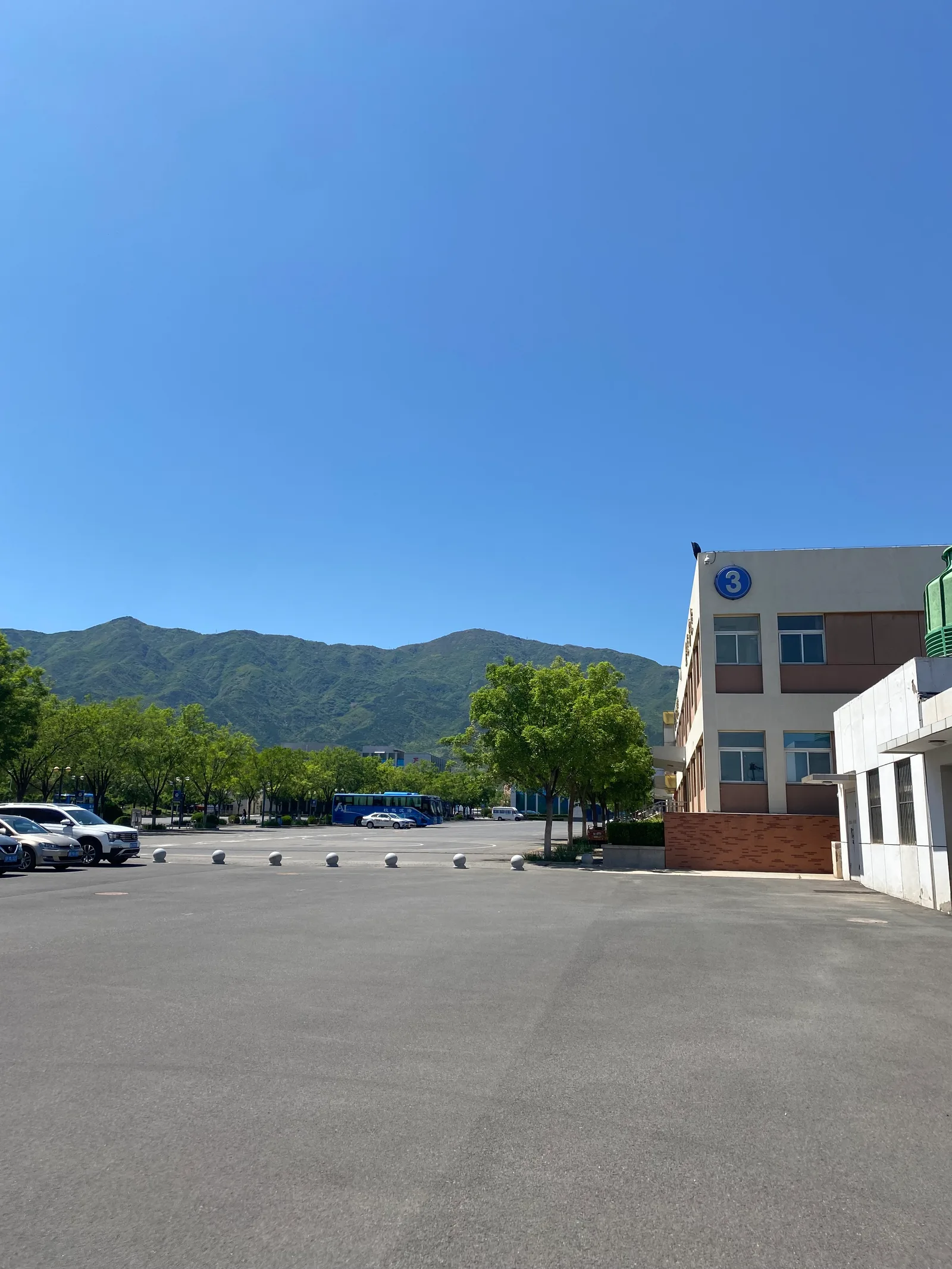 海淀驾校校园与北安河山景