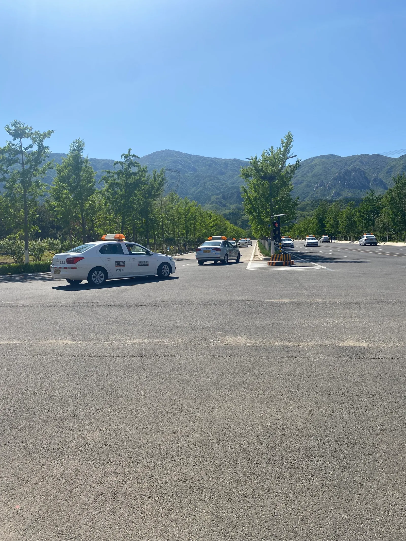 海淀驾校汽车训练场，教练车与北安河山景